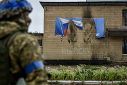 Spalony sztandar z rosyjską flagą w obwodzie charkowskim. Północno-wschodnia Ukraina.