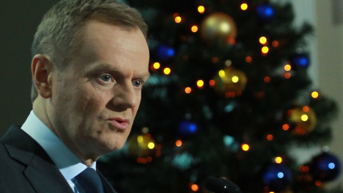 Premier Donald Tusk zdradził dzisiaj, co zamierza przekazać w tym roku na rzecz Wielkiej Orkiestry Świątecznej Pomocy. Choć pytanie nieco zaskoczyło szefa rządu, to przyznał on, że na rzecz Orkiestry chciałby przekazać pióro, którym podpisał traktat akcesyjny z Chorwacją oraz "koszulkę swojego idola".