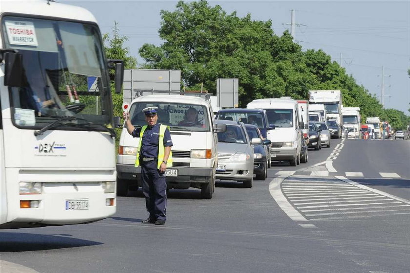 policjanci, kierowanie ruchem