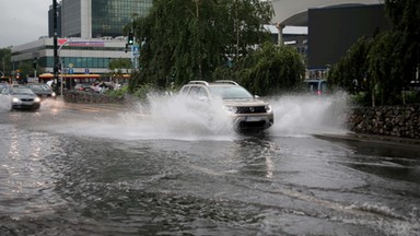 Burza nad Warszawą. Zalane ulice, zamknięta stacja metra