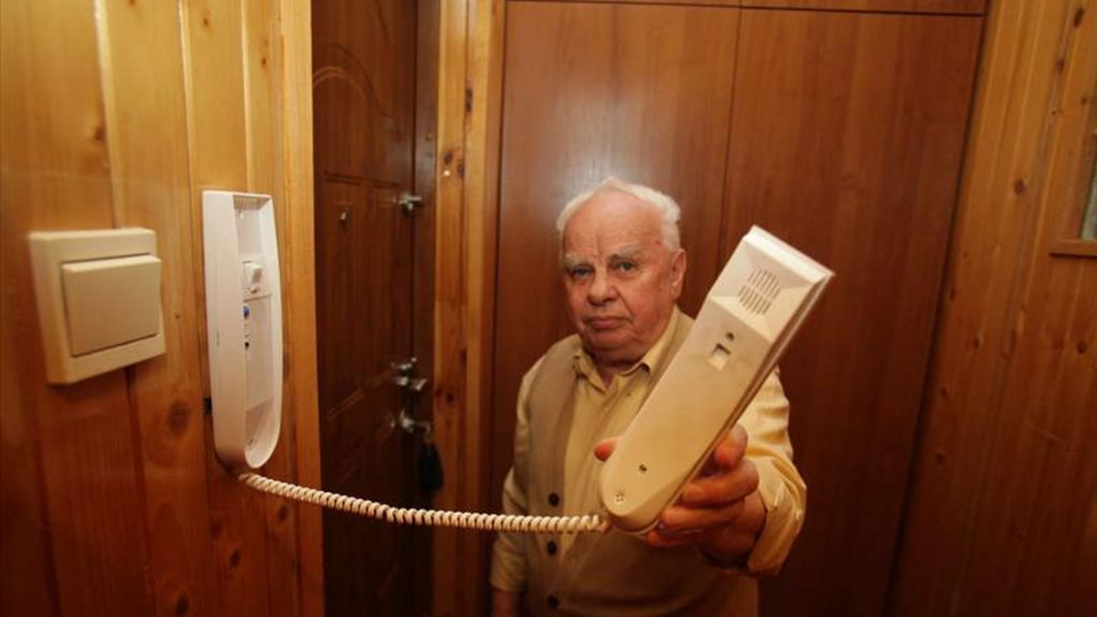 Oszuści znaleźli kolejny sposób na ograbienie emerytów. W Kielcach nabrali kilkadziesiąt osób na "montaż domofonu". Wszyscy oszukani mogą się teraz co najwyżej bawić w głuchy telefon. - Tylko tyle nam pozostało - żalą się oszukani emeryci.
