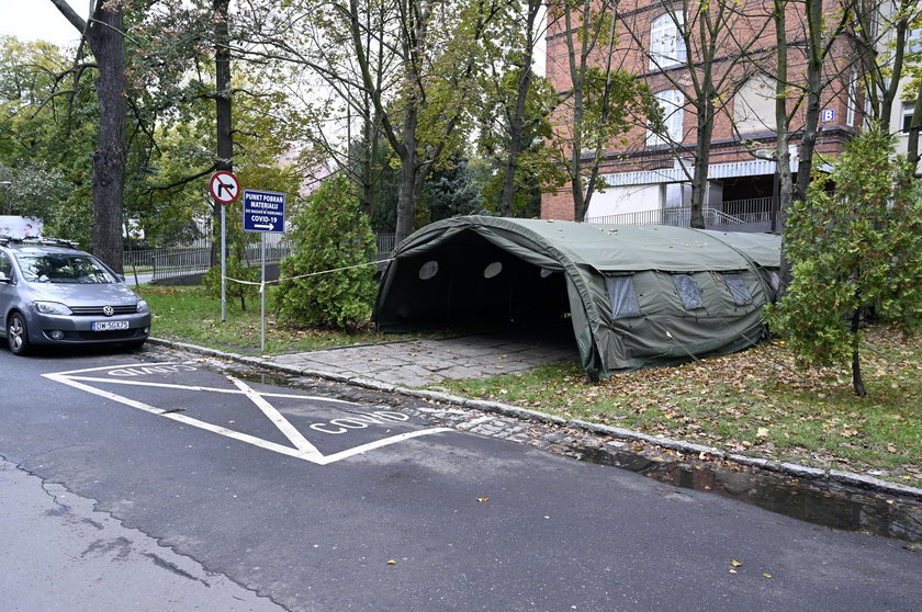 Na Brochowie stanęły namioty dla pacjentów czekających na test