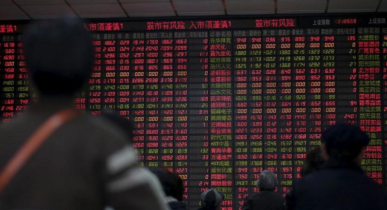 Investors look at an electronic board showing stock information at a brokerage house in Shanghai, China, January 8, 2016. REUTERS/Aly Song