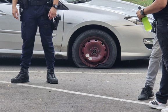 "UŠAO JE KRVAV I ZAMOLIO ZA POMOĆ" Najnoviji detalji pucnjave u Novom Sadu: Vozio ranjen auto sa izbušenom gumom, a onda se zaustavio pred lokalom brze hrane (FOTO, VIDEO)