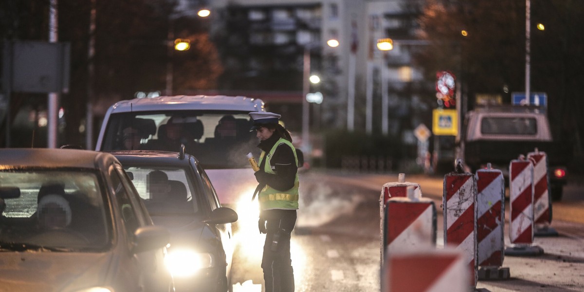 Policjanci zwracają uwagę m.in. na zmatowiałe klosze, przepalone lub źle włożone żarówki czy nielegalne zamienniki