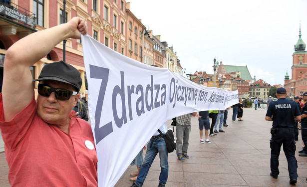 Manifestacja opozycji i ruchów społecznych. Piotrowicz wybuczany, w jego kierunku poleciały okrzyki "precz z komuną"!