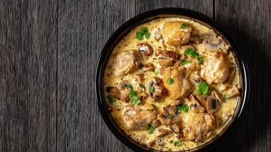 pyszny obiad na wtorek. podajemy przepis, ty gotujesz. potrawka z groszkiem i pieczarkami