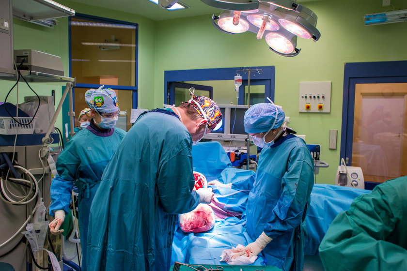 Poznańscy lekarze wszczepili pacjentce nowatorską endoprotezę