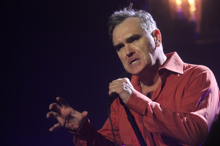 Morrissey podczas koncertu w bordowej koszuli 