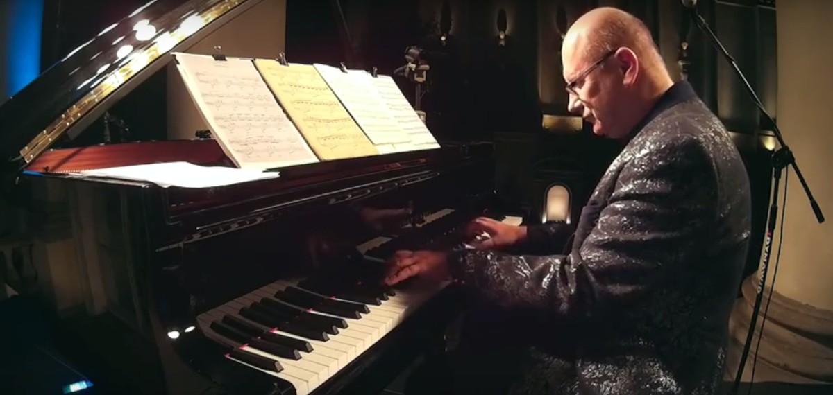 Włodek Pawlik. W Katowicach polski jazzman, wraz z amerykańskim trębaczem Randy Breckerem oraz Narodową Orkiestrą Symfoniczną Polskiego Radia, 4.12 wykonają nagrodzony Grammy materiał „Night in Calisia”. - fot. YouTube