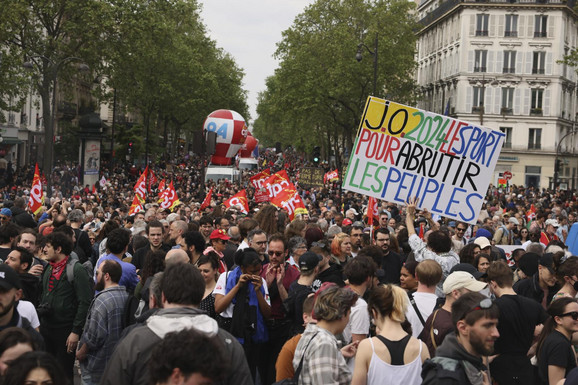 HAOS U PARIZU Razbijeni izlozi i autobuske stanice: Više od 200.000 demonstranata širom Francuske, uhapšeno 45 osoba (FOTO)