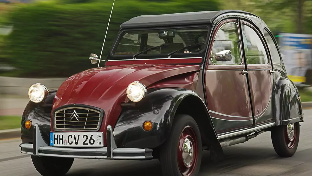 Citroen 2CV produkowany był w latach 1949-1990