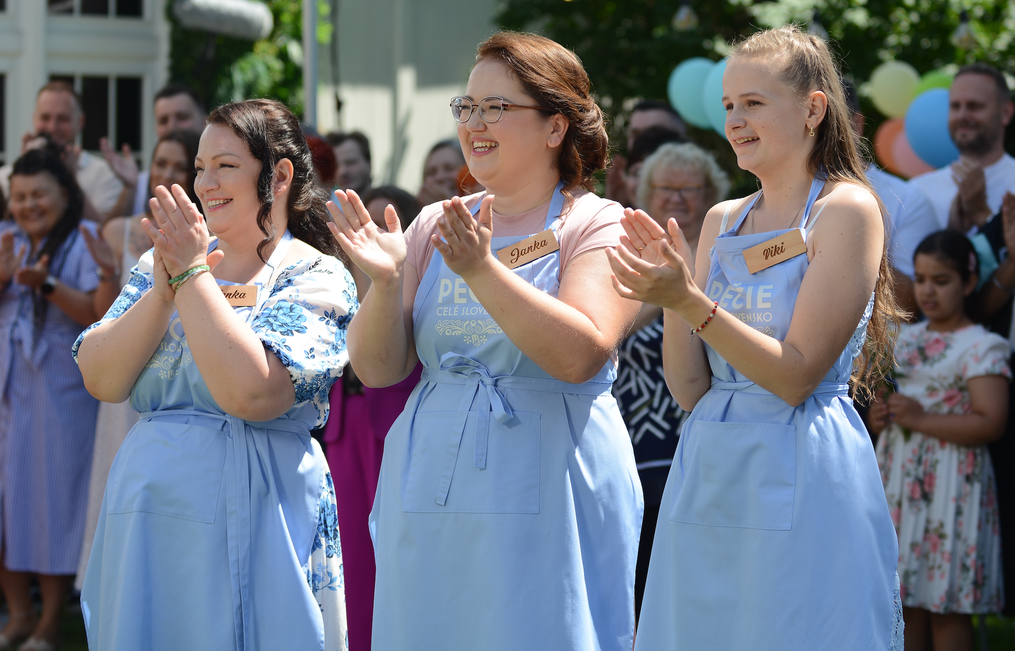 Majsterkou amatérskych pekárov a cukrárov na Slovensku sa v roku 2025 stala Jana Simová (v strede).