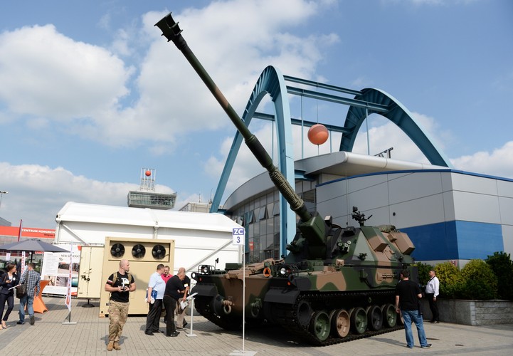 Kielce XXIV Międzynarodowy Salon Przemysłu Obronnego - Samobieżna haubica KRAB kalibryu 155 mm.<br><br> (mr) PAP/Piotr Polak
