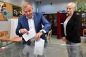 Grzegorz Schetyna z żoną Kaliną głosują we Wrocławiu