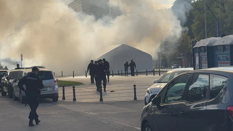 Požar ispred skupštine