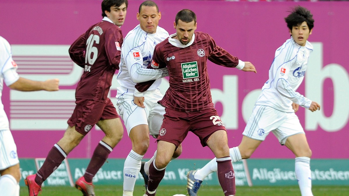 W sobotę odbyło się część spotkań 14. kolejki Bundesligi. W najciekawszym meczu Hamburger SV pokonał 4:2 VfB Stuttgart. Do niespodzianki doszło w Kaiserslautern, gdzie gospodarze rozbili Schalke 04 Gelsenkirchen.