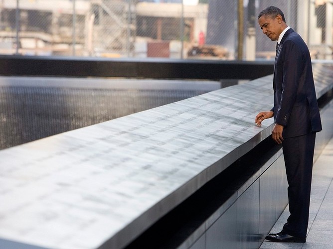 Lista ofiar widnieje na ścianach pomnika WTC.