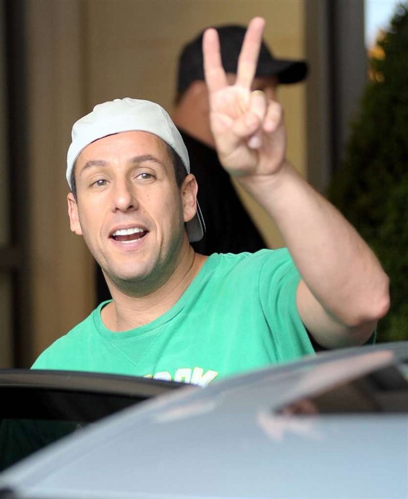 Adam Sandler rozdaje auta! Za co?