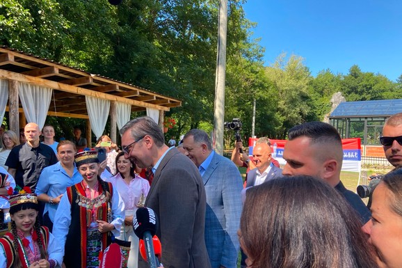 VUČIĆ U POSETI JEDINOJ SRPSKOJ PORODICI U VODICAMA Predsednik Srbije nastavlja obilazak Republike Srpske, odmah reagovao na molbu domaćina