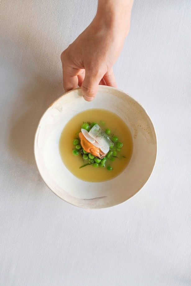 VORSPEISE Süppchen mit Adria-Miesmuscheln und Erbsen vom Rialto-Markt in Venedig.