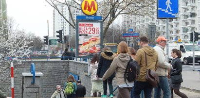 Próbował zgwałcić kobietę tuż przy metrze w Warszawie! Tak opisuje go ofiara