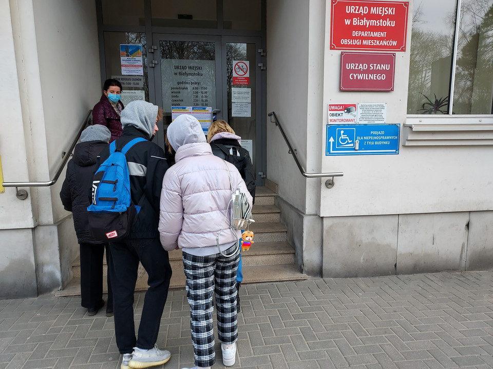 Wejście do białostockiego urzędu. O 9 rano w kolejce czekało ponad 30 Ukraińców