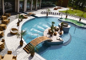 Prostire se na gotovo deset hiljada kvadratnih metara i sadrži 22 bazena, uključujući hidromasažne, te unutrašnje i spoljašnje termalne kupke s orijentalnom atmosferom