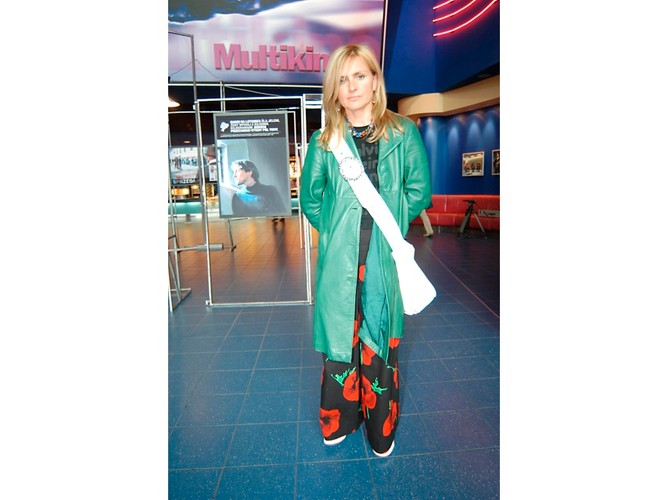 Rok 2003 - ten styl trudno zdefiniować. Po prostu miks kolorów, tkanin i długości... Efekt? Oględnie ujmując: intrygujący...