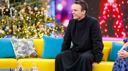 szokuje udziałem w "the traitors". ksiądz z osiedla: "moim życiowym celem było, by księdzem nie być" [wywiad]