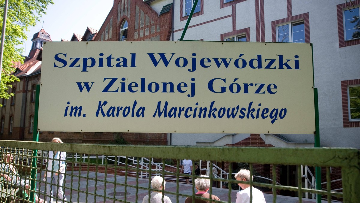 Szefowie pięciu związków zawodowych ze szpitala decydowali w poniedziałek czy rozpoczną protest w obronie dyrektora placówki - podaje gazeta.pl.