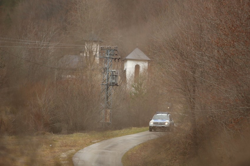 Jake policijske snage kod manastira. 