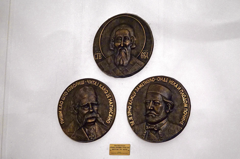 Autor reljefa u bronzi koji, kako je rečeno na svečanosti, simbolizuju srpsko duhovno trojstvo je vajar i pisac Mirko Mrkić Ostroški