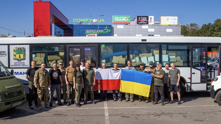 Działacze Fundacji Otwarty Dialog z ukraińskimi żołnierzami w Kupiańsku, październik 2023