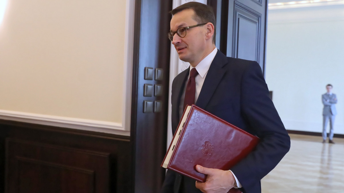 Premier Mateusz Morawiecki dostał zaproszenie od PZPN i Łączy nas piłka do wytypowania piłkarskiej jedenastki stulecia w ramach #od100lat z okazji 100-lecia Polskiego Związku Piłki Nożnej. Premier zażartował, że "to zadanie prawie tak trudne jak sformowanie nowego rządu". Kogo wybrał Morawiecki?