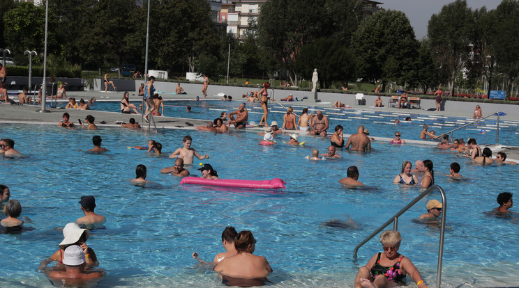 A nyár utolsó napján megteltek még egyszer utoljára a strandok /Fotó: Grnák László