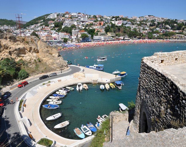 Ulcinj
<br><br>
W Ulcinju ze względu na bliskie położenie miasta przy granicy z Albanią będziemy mogli poczuć odrobinę orientalnego klimatu. To jedno z najcieplejszych i najbardziej słonecznych miejsc w całej Czarnogórze.