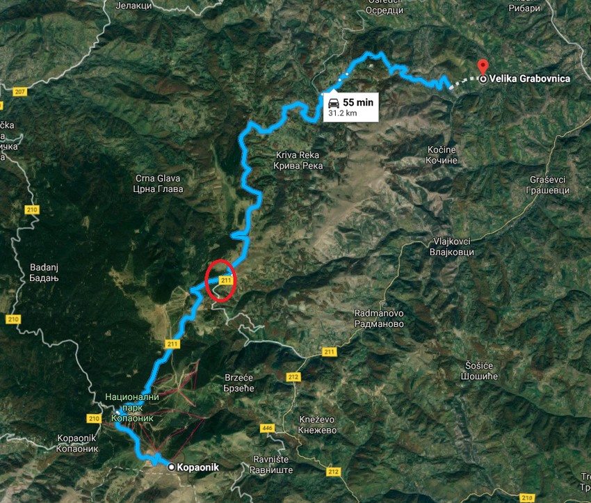 Plava linija je ruta koju je putnicima zadala navigacija, a crveni kružić mesto gde su skrenuli na lokalni put i zaglavili se