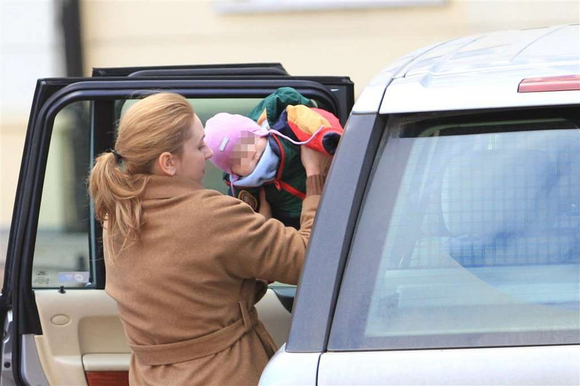 Żona Huberta Urbańskiego z dziećmi