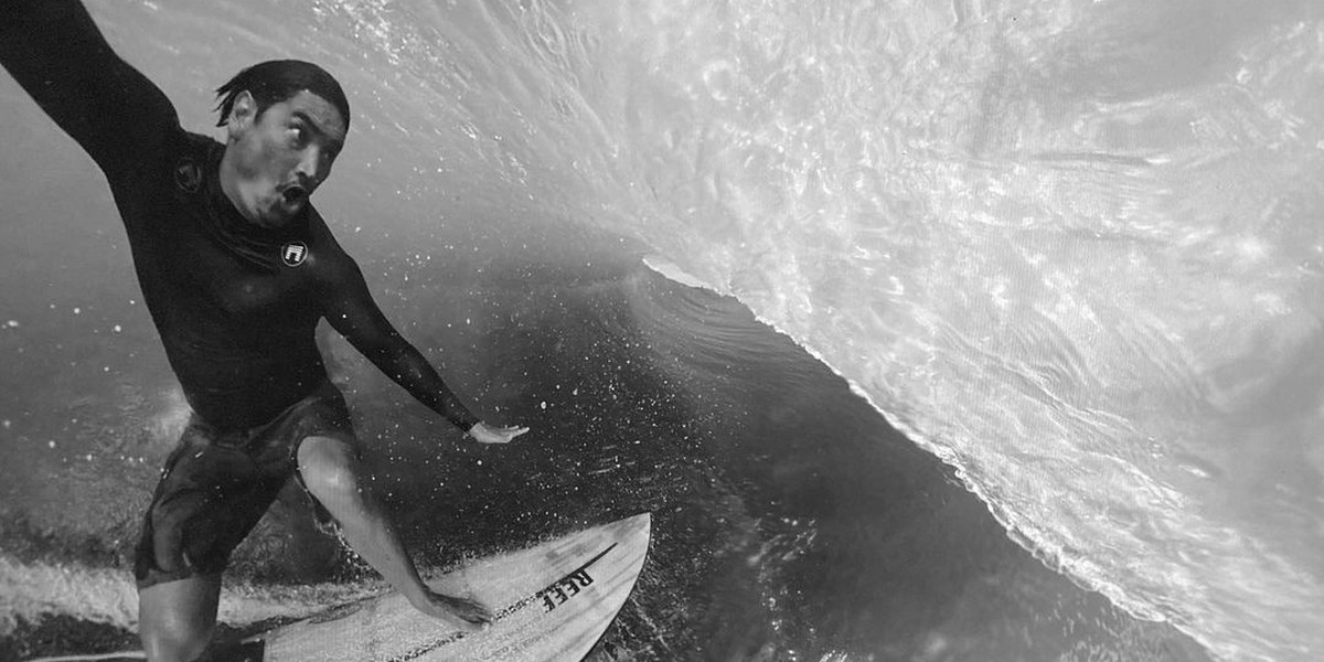 Mikala Jones (44 lata) umarł po wypadku z deską surfingową.