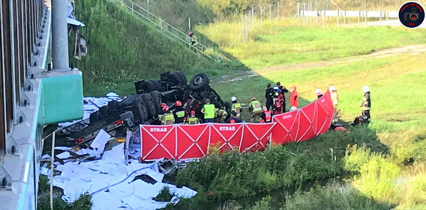 Tragedia na trasie S8. Po wypadku ciężarówka spadła z wiaduktu. Zginął jej kierowca