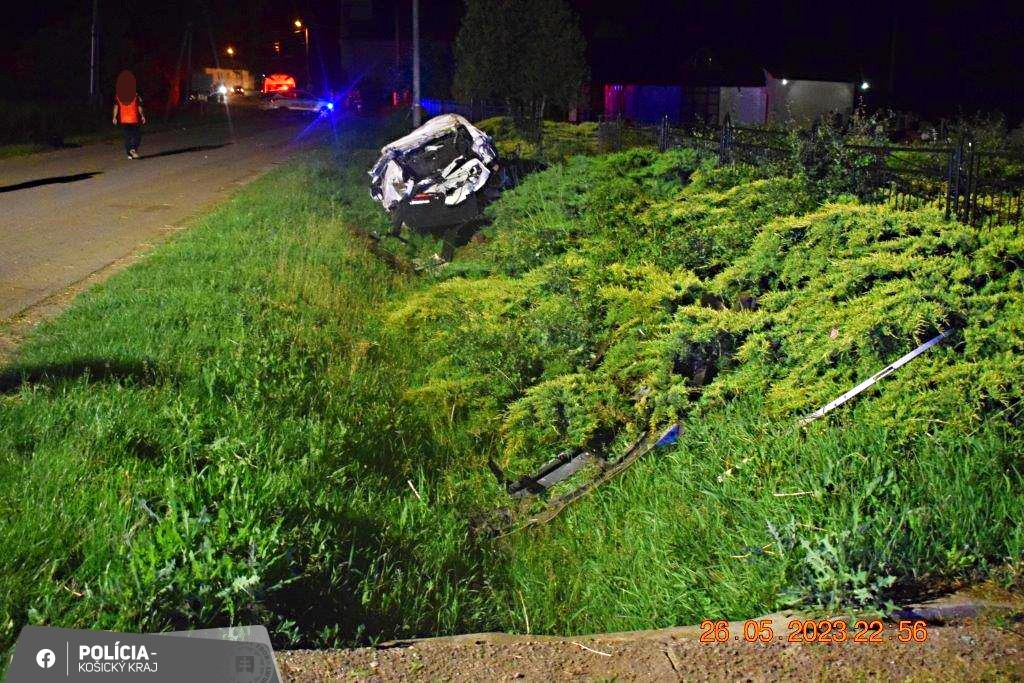 Auto ostalo po nehode úplne zdemolované.