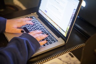 Praca hybrydowa to korzyści dla wszystkich stron. Są wyniki dużego badania