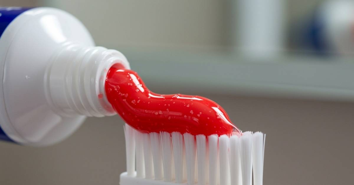 Ta czerwona pasta z diamentowym pyłem w 14 dni przywraca hollywoodzką biel. Działa jak polerka!