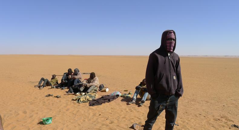 migrants échoués dans le désert en attendant le toyota qu’ils ont voyagé en Libye en panne