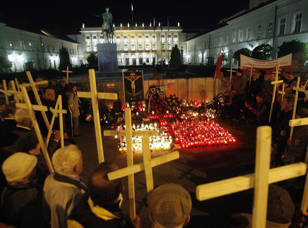 Mandat za ustawianie krzyża przed Pałacem Prezydenckim