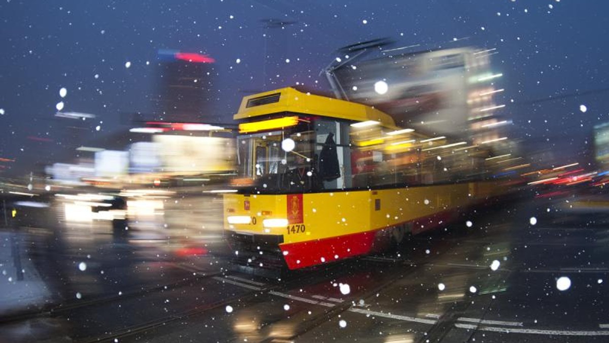 Zawieszonych zostanie kilkanaście linii autobusowych i trzy tramwajowe, dla innych będzie obowiązywał specjalny rozkład jazdy. W najbliższych dniach, w związku ze zbliżającymi się feriami, wprowadzone zostaną duże zmiany w kursowaniu komunikacji miejskiej w Warszawie. Pierwsze wejdą w życie w sobotę.