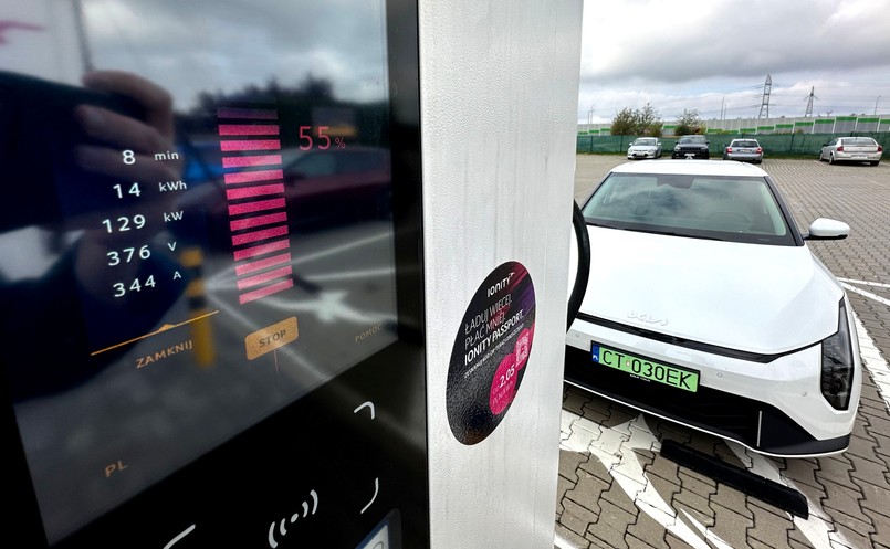Kia EV4 przy ładowarce IONITY w Radomsku