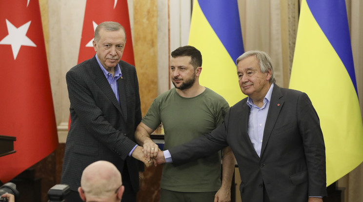 Volodimir Zelenszkij ukrán elnök (k), Antonio Guterres ENSZ-főtitkár (j) és Recep Tayyip Erdogan török elnök / MTI/EPA/Az ukrán elnöki hivatal sajtószolgálata