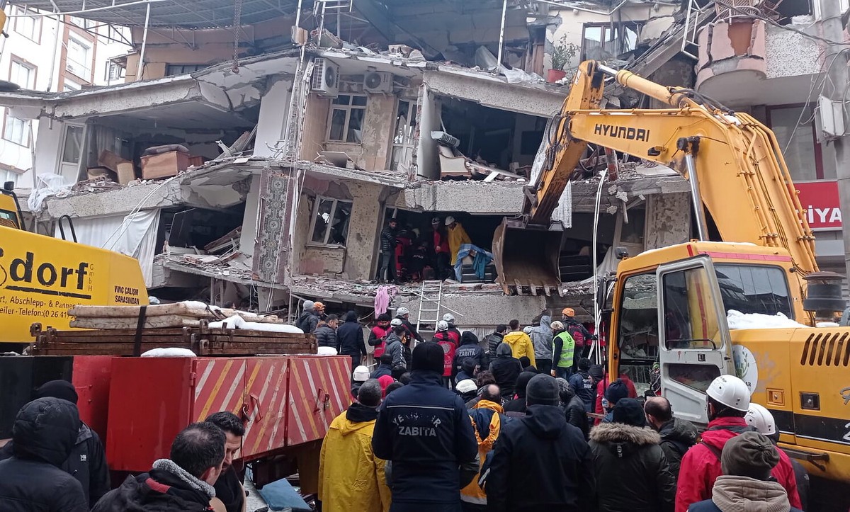 epa10450342 Emergency personnel search for victims at the site of a collapsed building after a powerful earthquake in Diyarbakir, southeast of Turkey, 06 February 2023. According to the US Geological Service, an earthquake with a preliminary magnitude of 7.8 struck southern Turkey close to the Syrian border. The earthquake caused buildings to collapse and sent shockwaves over northwest Syria, Cyprus, and Lebanon. EPA/DENIZ TEKIN Dostawca: PAP/EPA.